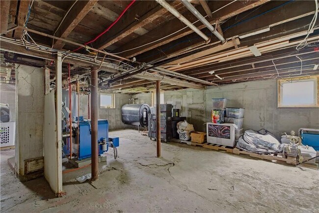 Building Photo - 82 Van Zandt Ave