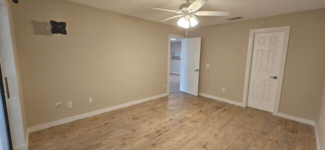 Building Photo - 542 Belltower Ave