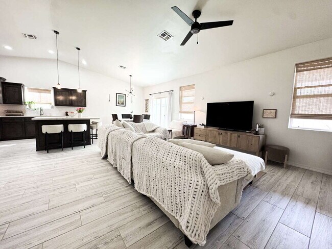 Building Photo - "Spacious 4-Bedroom, 2-Bathroom home in Prime Yuma!"