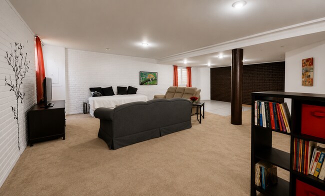 Building Photo - 206 Gentian St