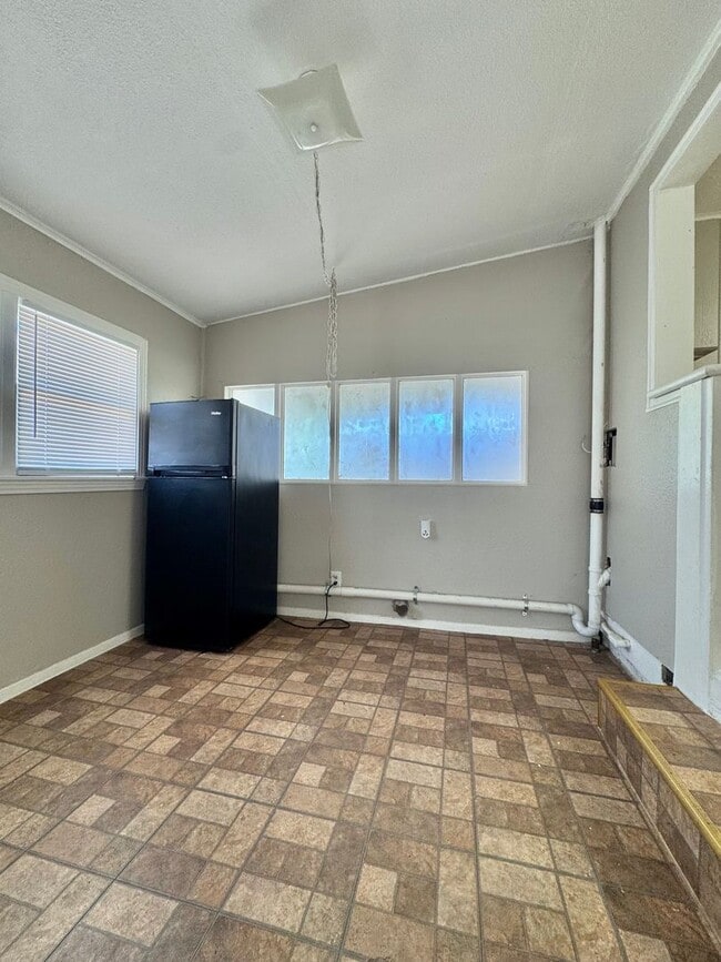 Building Photo - COMING APRIL 2026!! 2 Bedroom/1 Bathroom!!