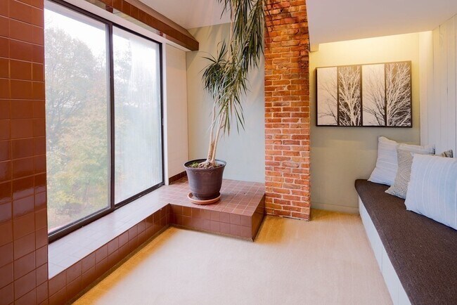 Building Photo - 182 Palfrey St