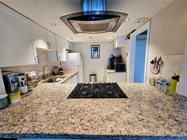 Building Photo - 2030 S Ocean Dr