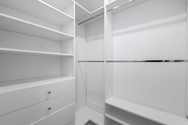 Building Photo - 644 W End Dr