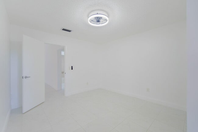Building Photo - 6090 Aloma Ln