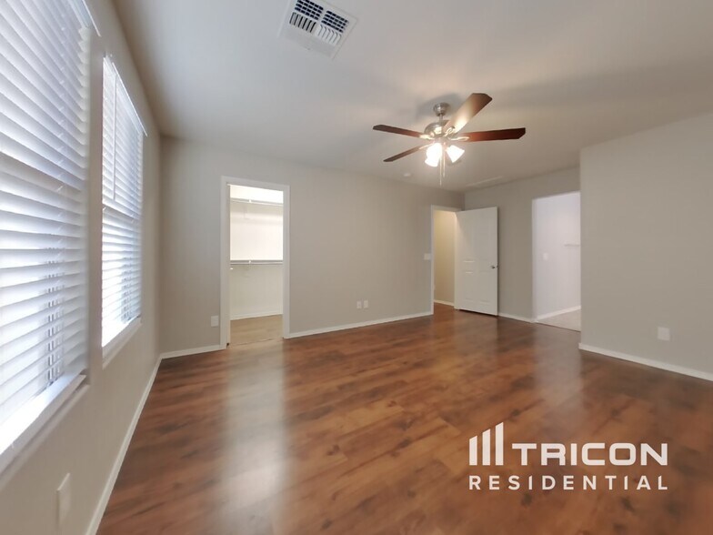 Building Photo - 11940 W El Cortez Pl
