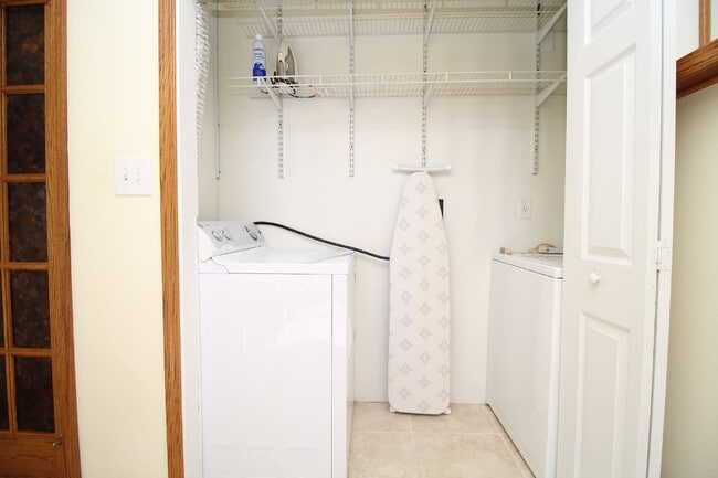 Building Photo - Stylish Condo in Waterfront Bayview Terrace – Updated Interiors, In-Unit Washer/Dryer, Access to ...