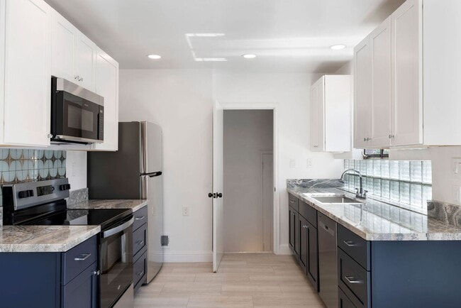 Building Photo - 640/642 West 1st Street