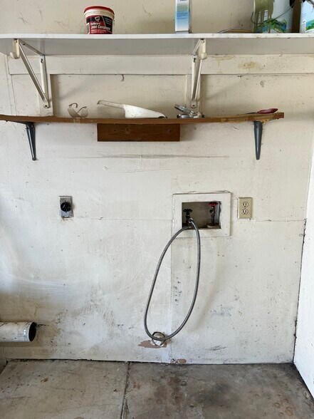 Washer / Dryer Hookups - 626 WOLFTRAP DR.