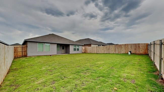 Building Photo - Beautiful LARGE 3 Bedroom 2 Bathroom Home ...