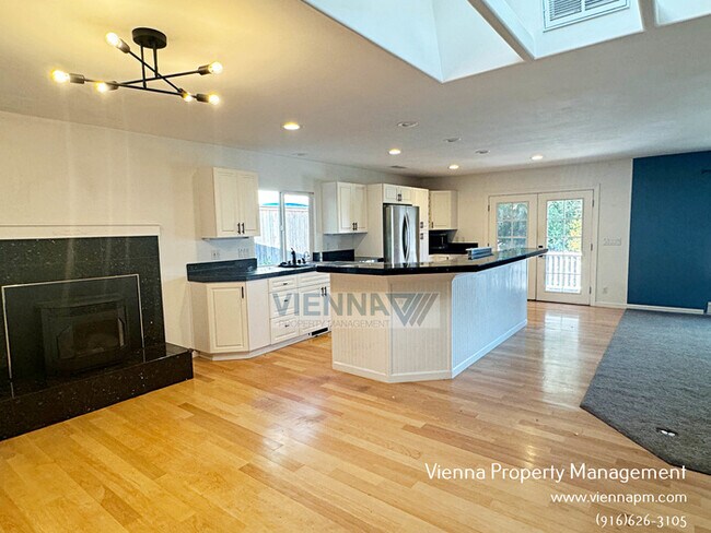 Building Photo - Beautiful Loomis Solar Home with Pool and Spa!!