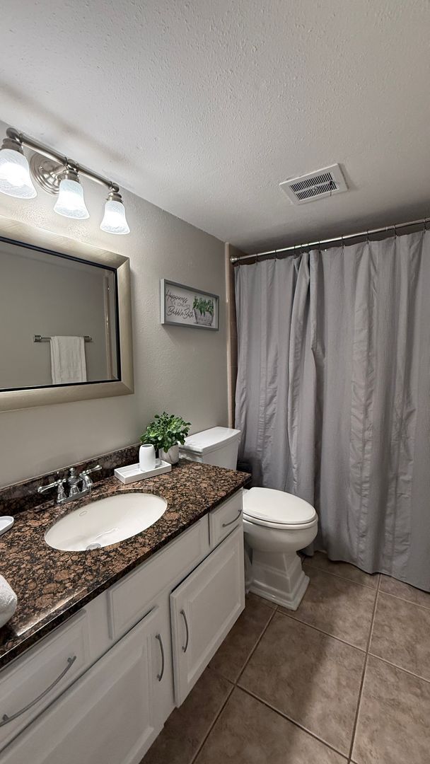 Building Photo - Charming 2/2 Seasonal Rental in Sarasota – Minutes from the Beach! Private Courtyard Included!!
