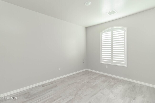 Building Photo - 864 Lemington St