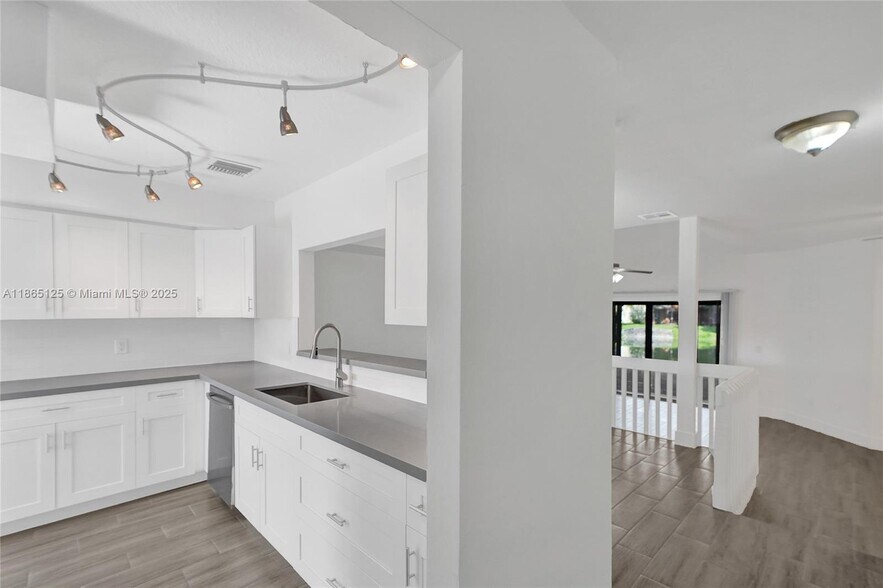 Primary Photo - 4163 SW 85th Ave