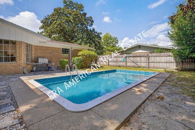 Building Photo - 614 Merioneth Dr NE