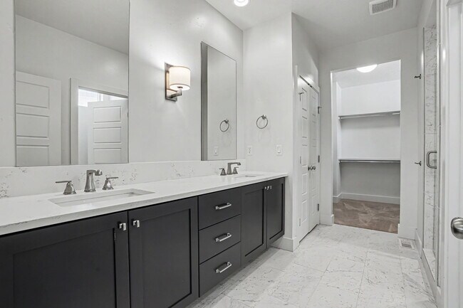 Building Photo - 6120 N Hacienda Ave