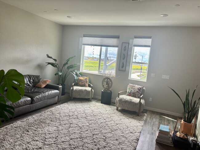 Building Photo - STUNNING (3 Story - Sprawling Floor Plan) ...