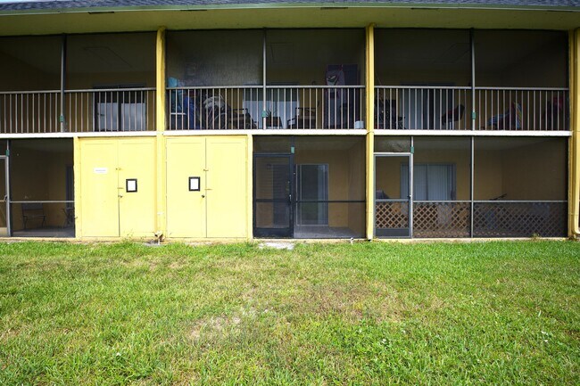 Building Photo - 1604 Meadows Cir W