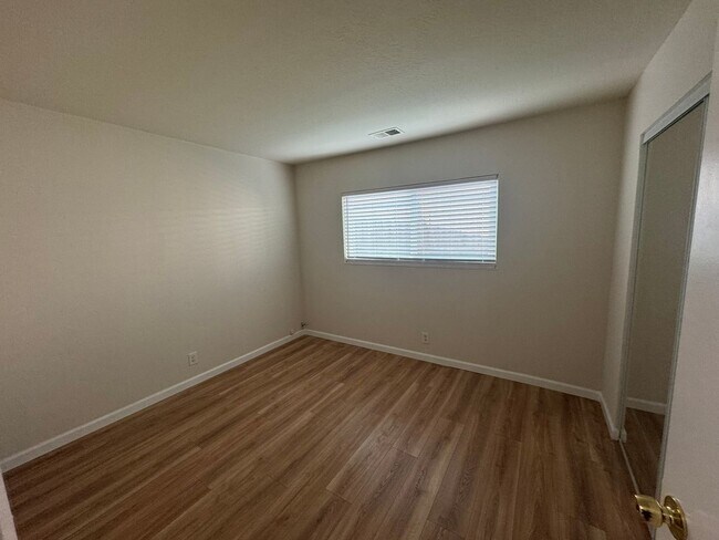 Building Photo - Spacious Hercules Home Near Parks & Schools with Large Backyard