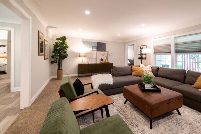 Building Photo - Fantastic and updated 4 bedroom home in Au...