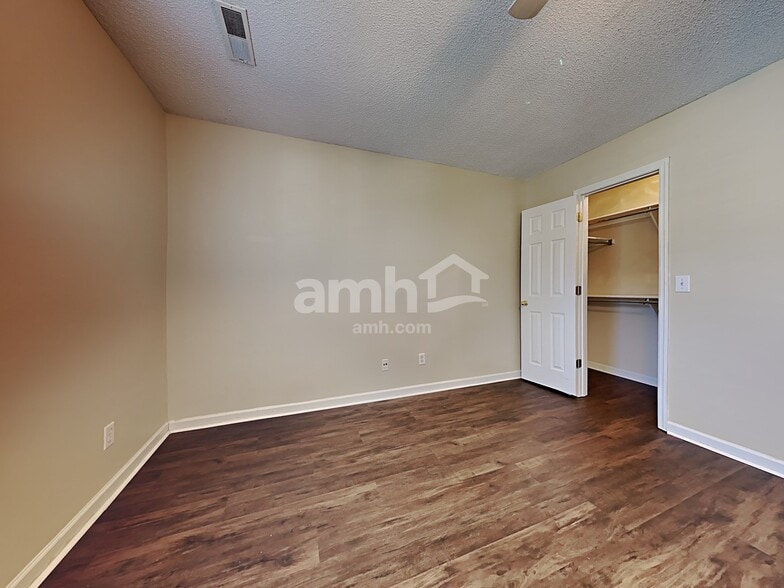 Building Photo - 126 Apache Dr