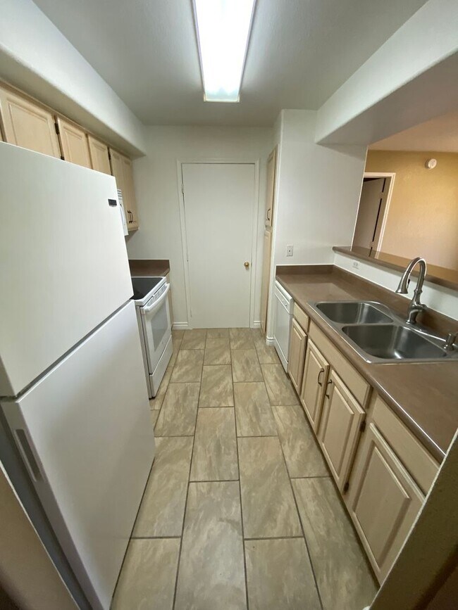 Building Photo - 555 E Silverado Ranch Blvd