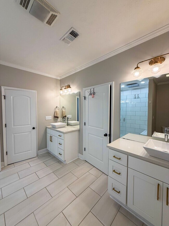 Building Photo - Beautifully Designed Home with Luxury Features – $2,400/Month