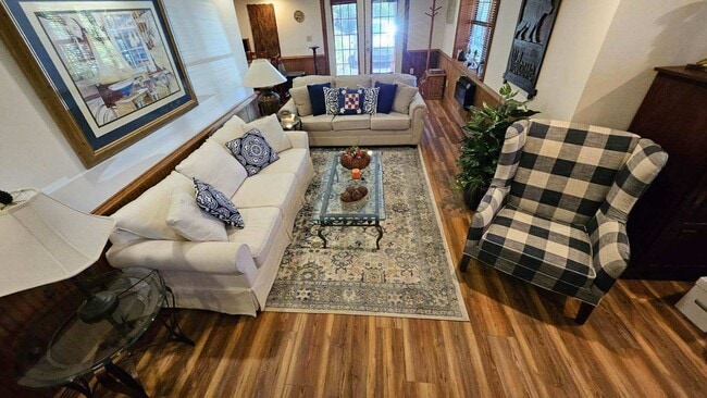 Building Photo - $1,900 - 2 Bedroom 1 Bathroom Gorgeous Fur...