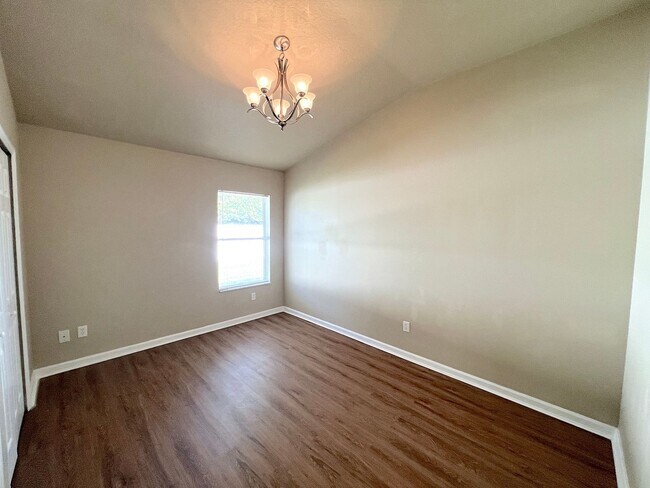 Building Photo - Huge 4 Bed 3 Bath 2 Car Townhome w FENCED YARD  for Rent!