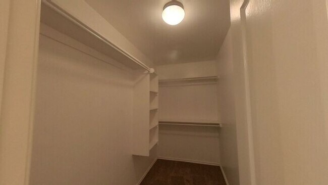 Building Photo - Yukon 4 Bed