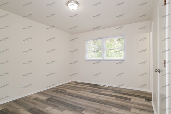 Building Photo - 2950 Aintree Dr