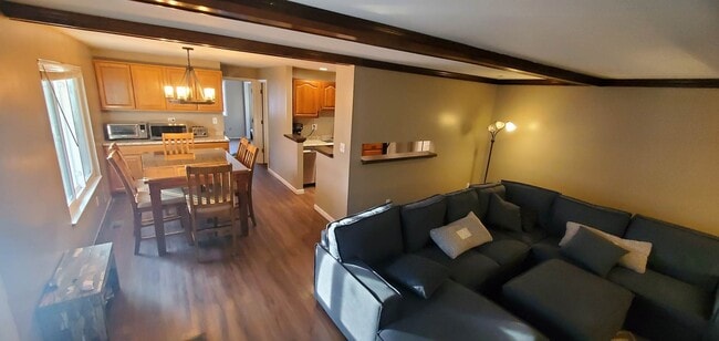 Building Photo - 2032 Meadowside Ln