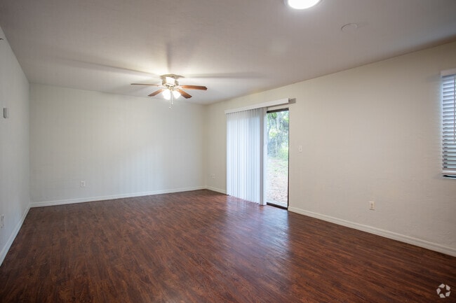 2BR, 2BA - 900SF Hickory - Living - Silver Creek Apartments | 1-3 Bedroom Apar...