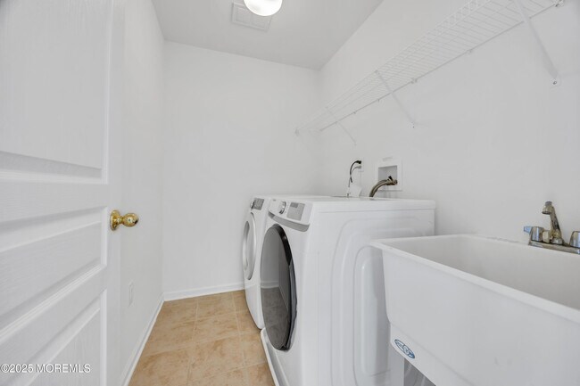 Building Photo - 82 Demarest Dr