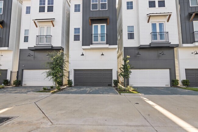 Building Photo - 2806 Versailles Oak Ln