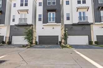 Building Photo - 2806 Versailles Oak Ln