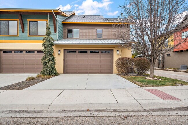 Building Photo - 923 S Lone Willow Ave