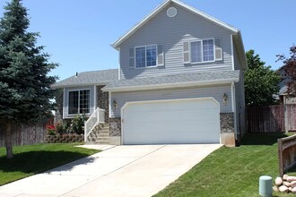 Building Photo - Must See!! 4 bedrooms 2 baths house in Lay...