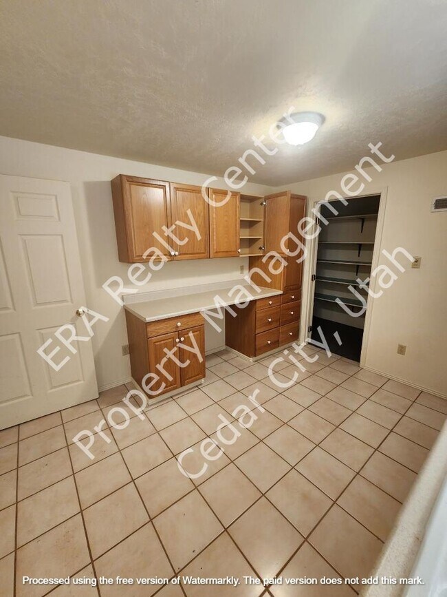 Building Photo - 921 N 400 W