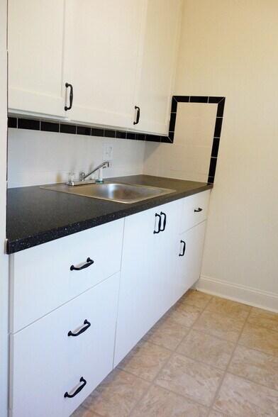 Building Photo - Beautifully Updated Apartments in a Quiet Garden-Style Building