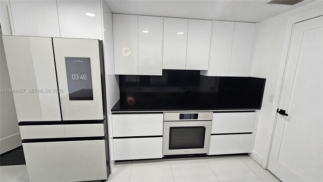 Building Photo - 1861 NW N River Dr