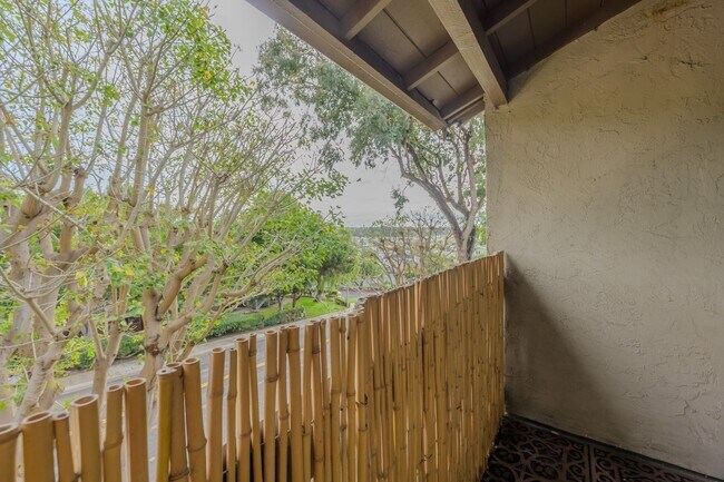 Building Photo - Beautifully Remodeled 1 BD, 1 Mile to beach