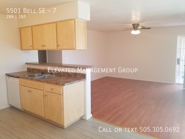 Building Photo - Move in NOW! No Carpet 2Bd/1Bath Refrigera...