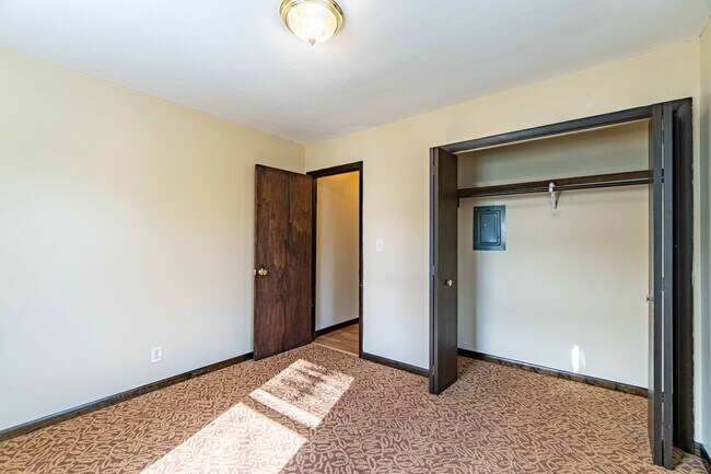 Building Photo - 1515 Golfview