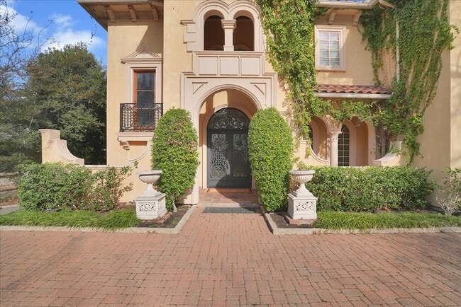 Building Photo - 6807 Lupton Dr