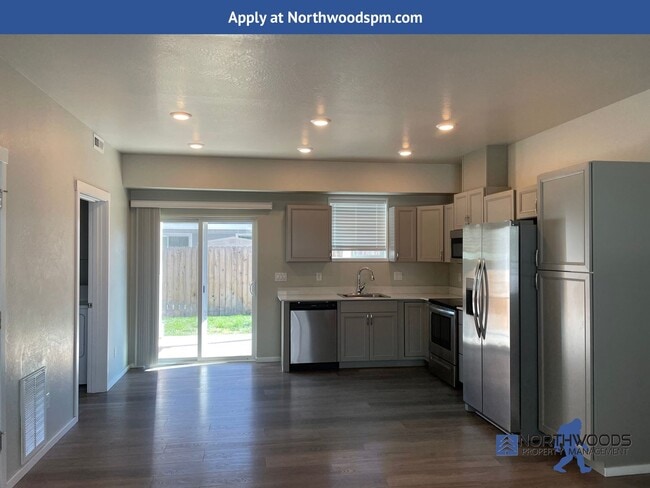 Building Photo - Newer Very Nice 2 Bedroom 1 Bathroom Downs...