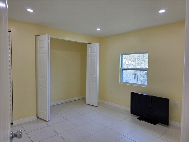 Building Photo - 3633 SE 20th Terrace