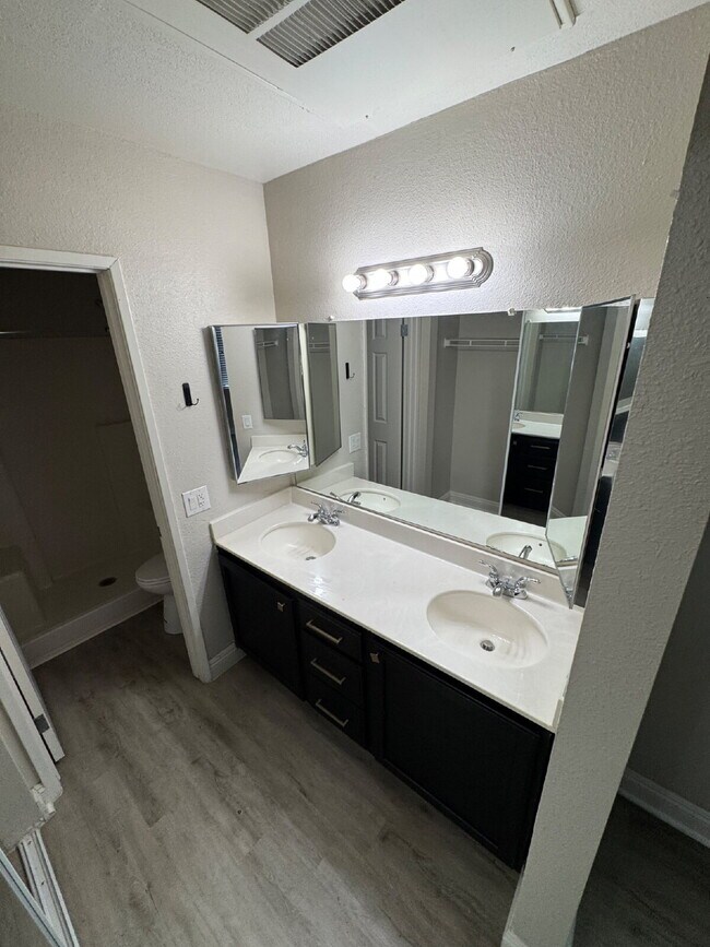 Building Photo - 2 Bed, 2 Bath condo, ground floor unit