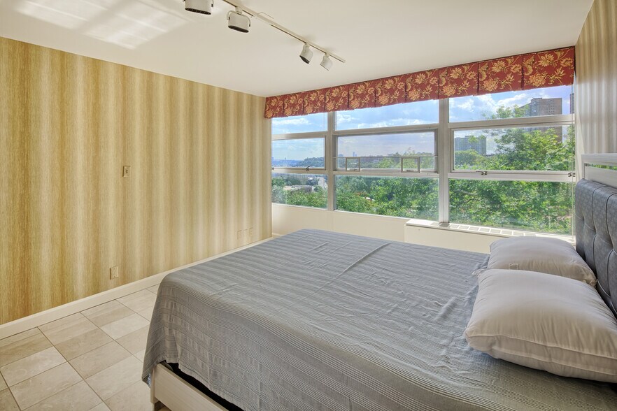 Building Photo - 6050 Boulevard E