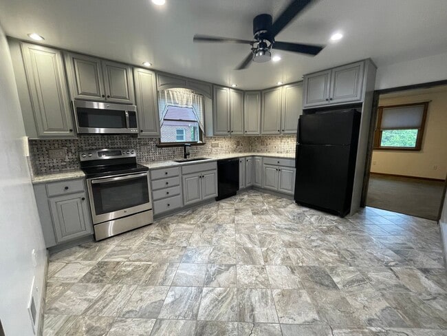 Building Photo - Nicely Renovated 2 Bedroom/2  Bath in Bon ...